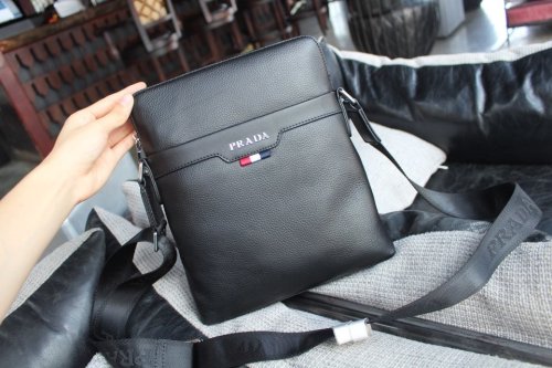 202111SS新作 Prada プラダ メンズ ショルダーバックスーパーコピー