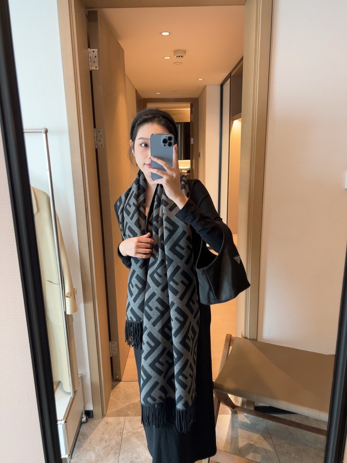 202211SS新作Fendi フェンディ レディースマフラースーパーコピー