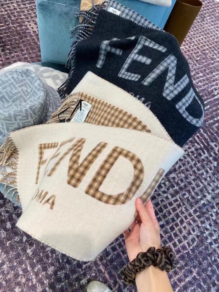 202211SS新作Fendi フェンディ レディースマフラースーパーコピー