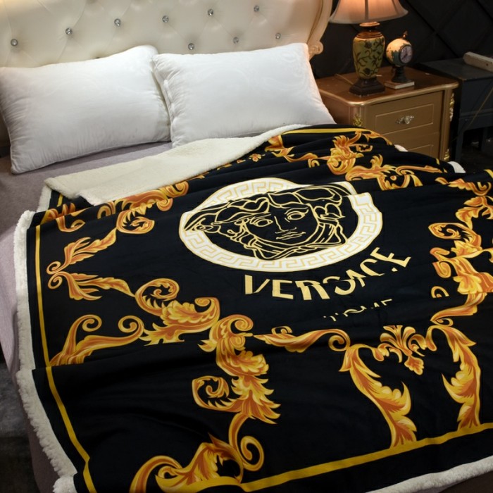 Versace　ヴェルサーチ　毛布　ダブル/クイーン　あったか　裏起毛　おしゃれ　洗える　柔らかい　軽い　防寒　ブラック　ブランケット
