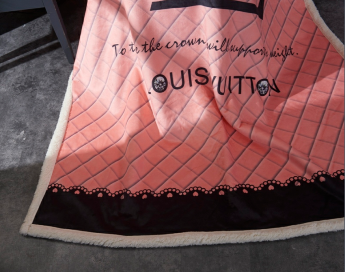 ルイヴィトン　Louis Vuitton　毛布　暖かい　厚手　掛け毛布　ブランケット　ピンク　目立つブラックロゴ