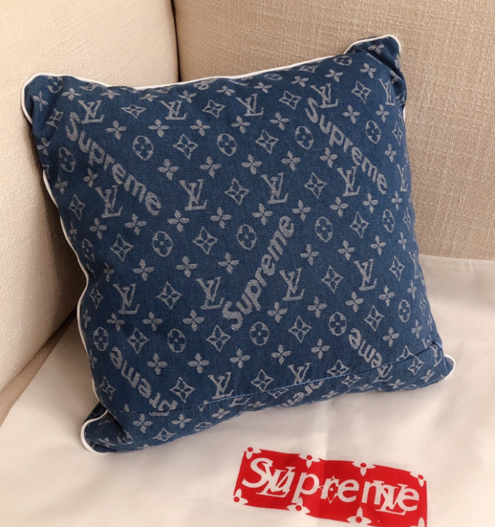 贅沢なLOUIS VUITTON/Supreme　シュプリームクッション　ルイヴィトンクッション　モノグラム　中綿付き デニム