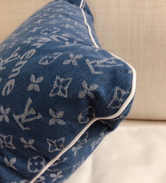 贅沢なLOUIS VUITTON/Supreme　シュプリームクッション　ルイヴィトンクッション　モノグラム　中綿付き デニム