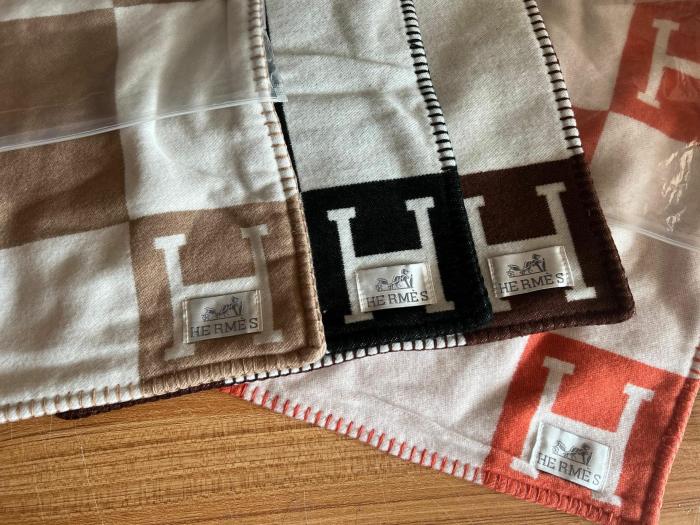 HERMES　エルメス　お部屋のアクセントに♪クッション　アヴァロン　Avalon Navy　Cushion　Hチェック柄　抱き枕カバー　まくら座布　団カバー　4色入れ