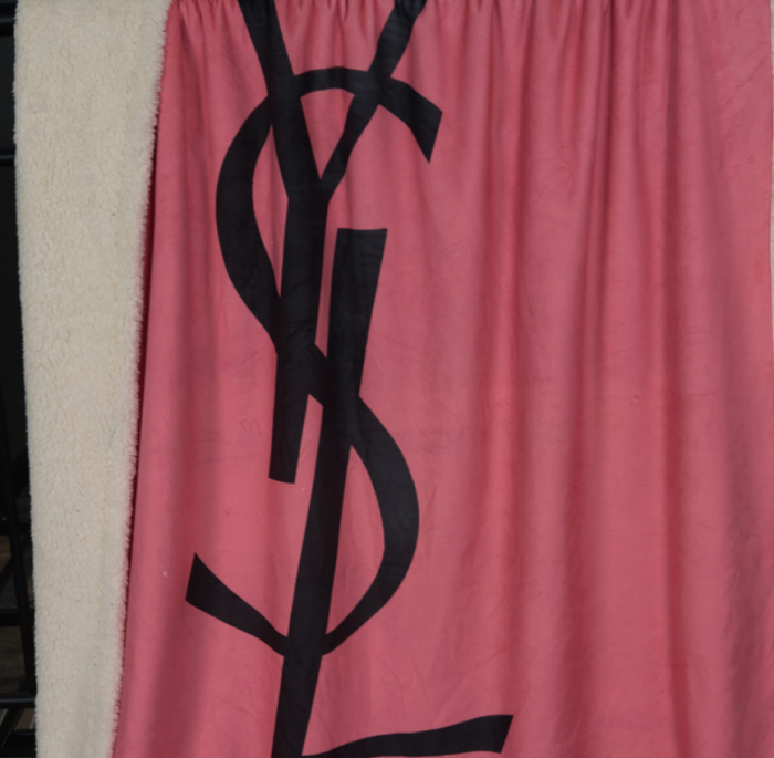 YvesSaintlaurent　イヴサンローラン　ブランケット　もこもこ毛布　ひざ掛け毛布　昼寝用毛布　肩掛け毛布　ピンク　送料込み