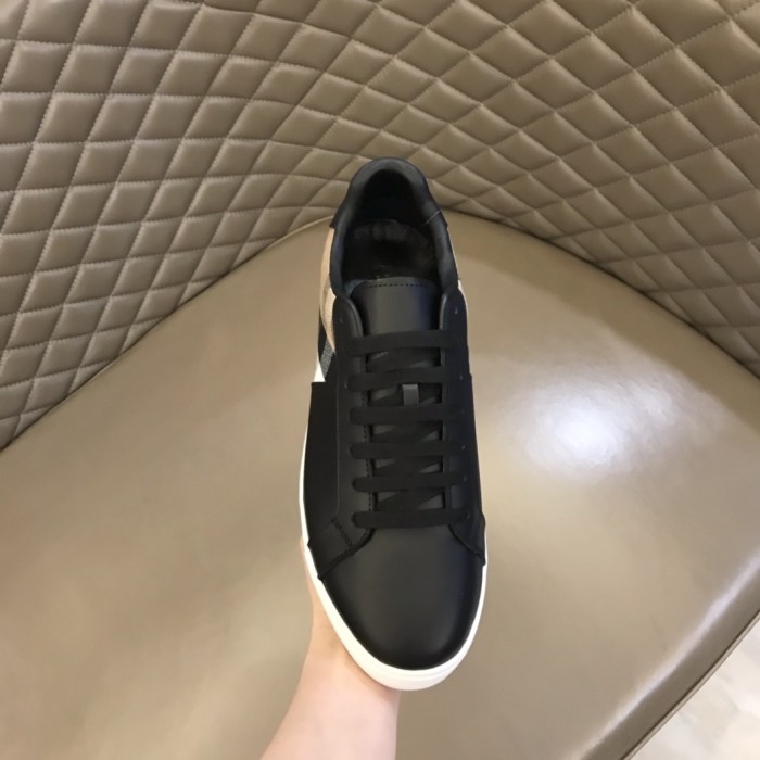 Burberryバーバリー 偽物メンズ クラシック ロートップ スニーカー