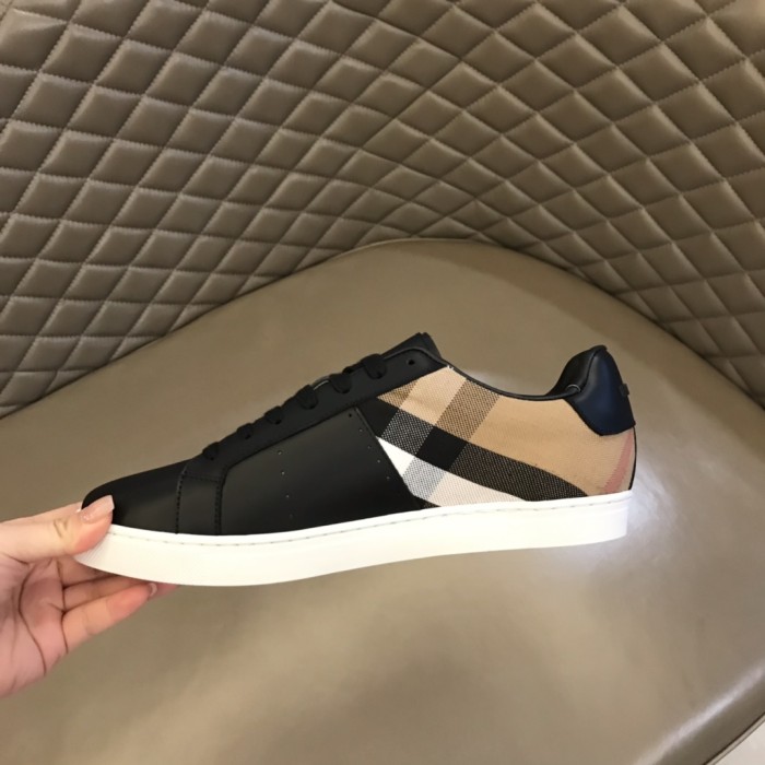 Burberryバーバリー 偽物メンズ クラシック ロートップ スニーカー