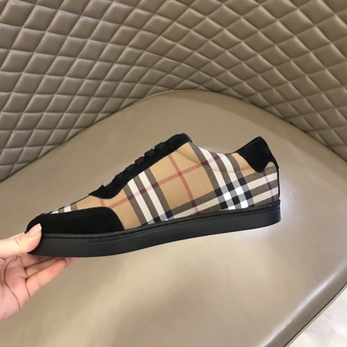 入手困難Burberryバーバリー メンズ クラシック ロートップ スニーカー
