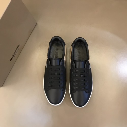 Burberryバーバリー 偽物メンズ クラシック ロートップ スニーカー