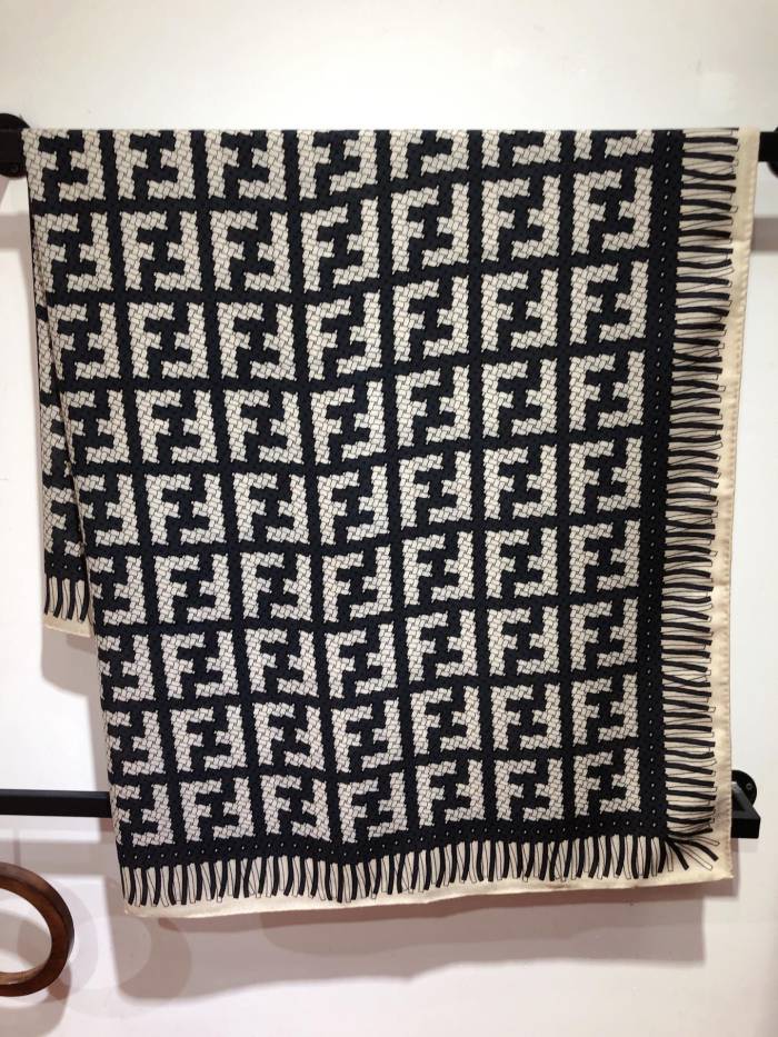 日本未入荷 Fendi フェンディ コピー レディースビロードのスカーフ