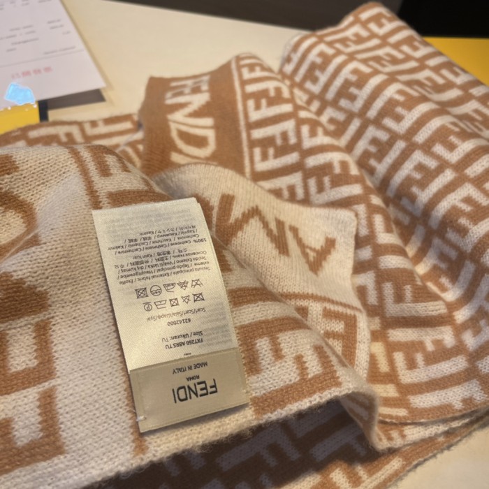 新作 Fendi フェンディ 激安偽物 レディース マフラー