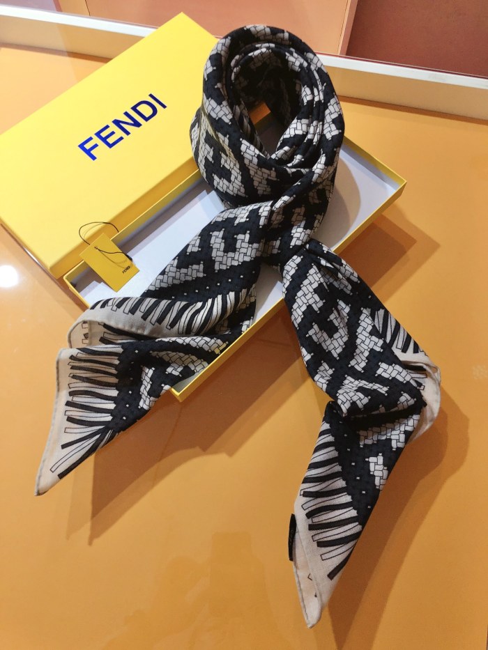 日本未入荷 Fendi フェンディ コピー レディースビロードのスカーフ