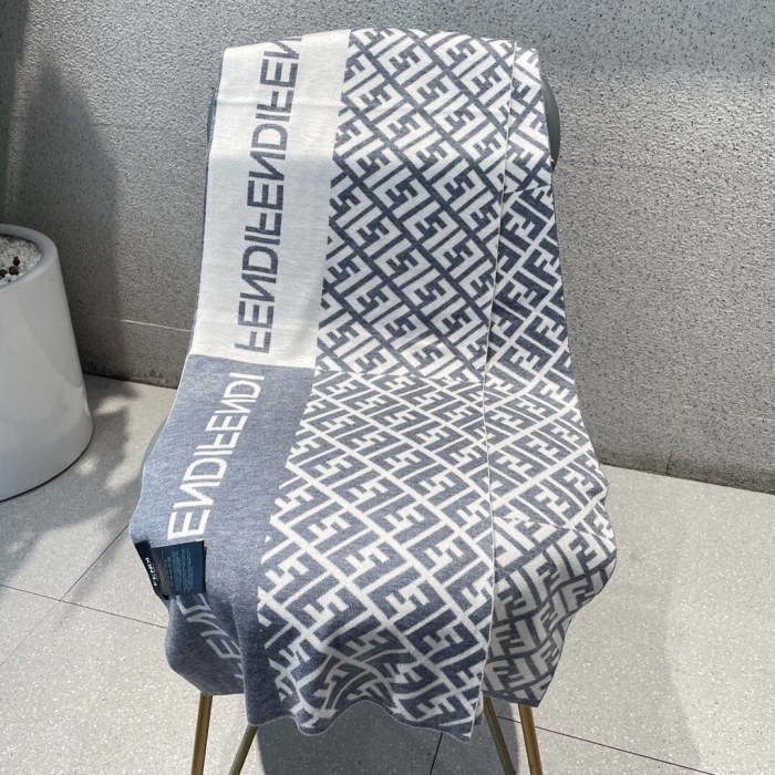 高品質 Fendi フェンディスーパーコピー カップルスタイル マフラー