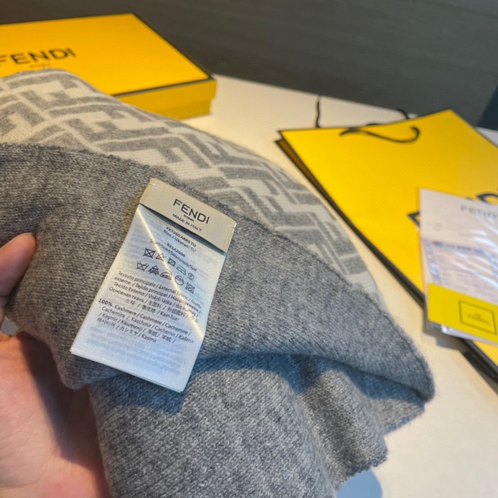 【話題商品！】 Fendi フェンディ スーパーコピー カップルスタイル マフラー