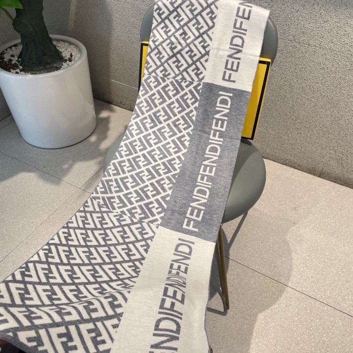 高品質 Fendi フェンディスーパーコピー カップルスタイル マフラー