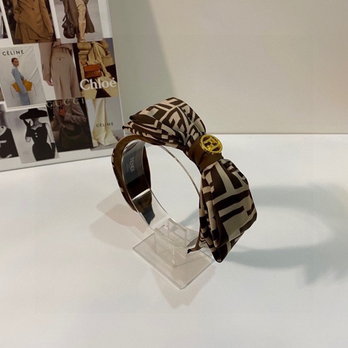 日本未入荷 フェンディ激安偽物 レディース カチューシャ