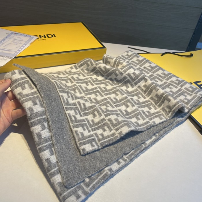日本未入荷 Fendi フェンディ 激安通販 両面 マフラー