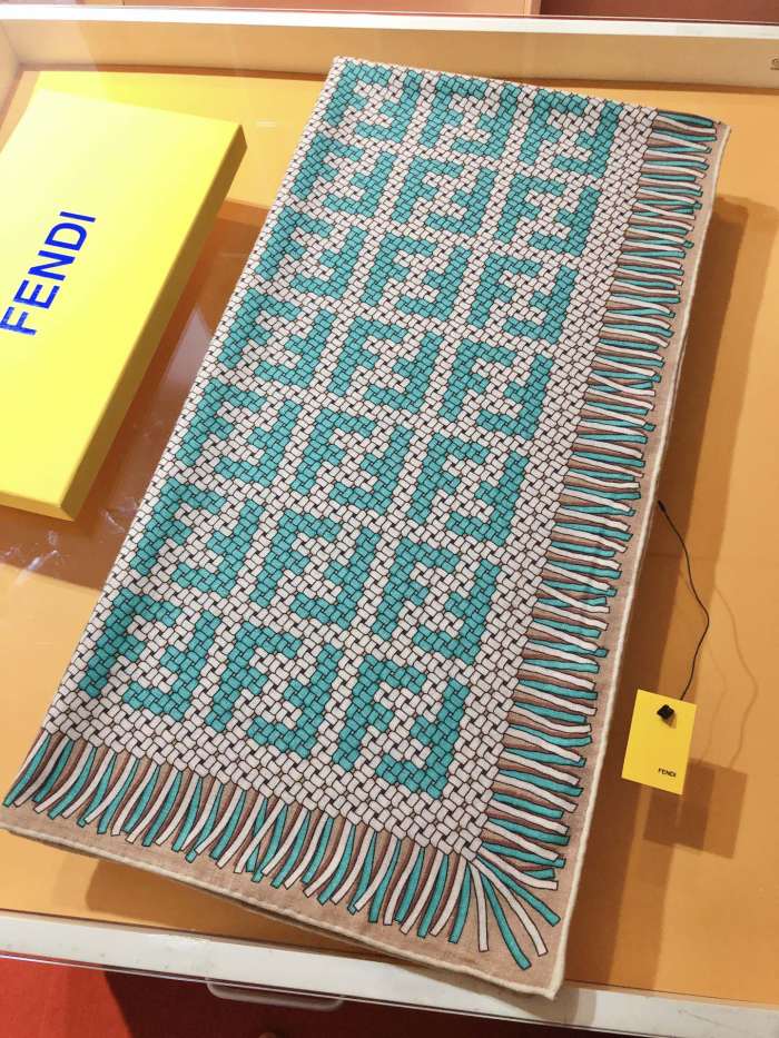 入手困難 Fendi フェンディ コピー レディースビロードのスカーフ