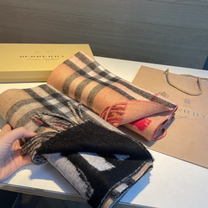 【話題商品！】Burberryバーバリー コピー最新リバーシブルスカーフ