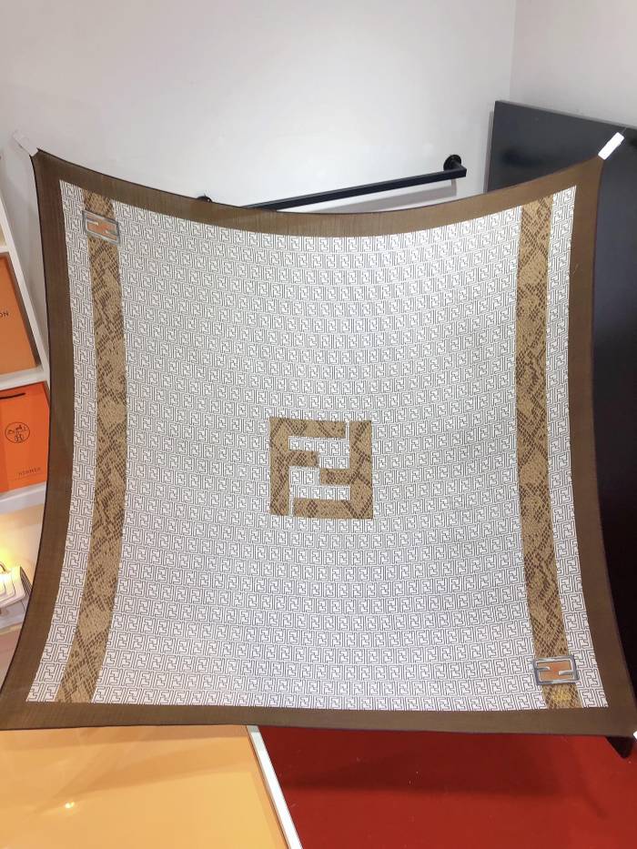 ★超人気 Fendi フェンディ 激安偽物 レディースビロードのスカーフ