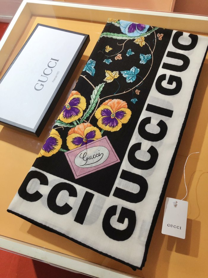 入手困難 Gucciグッチ 激安通販 ベルベットのスカーフが