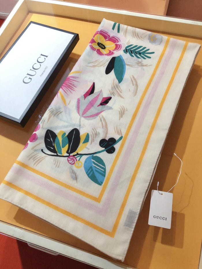 追跡付 Gucciグッチ スーパーコピー ベルベットのスカーフが