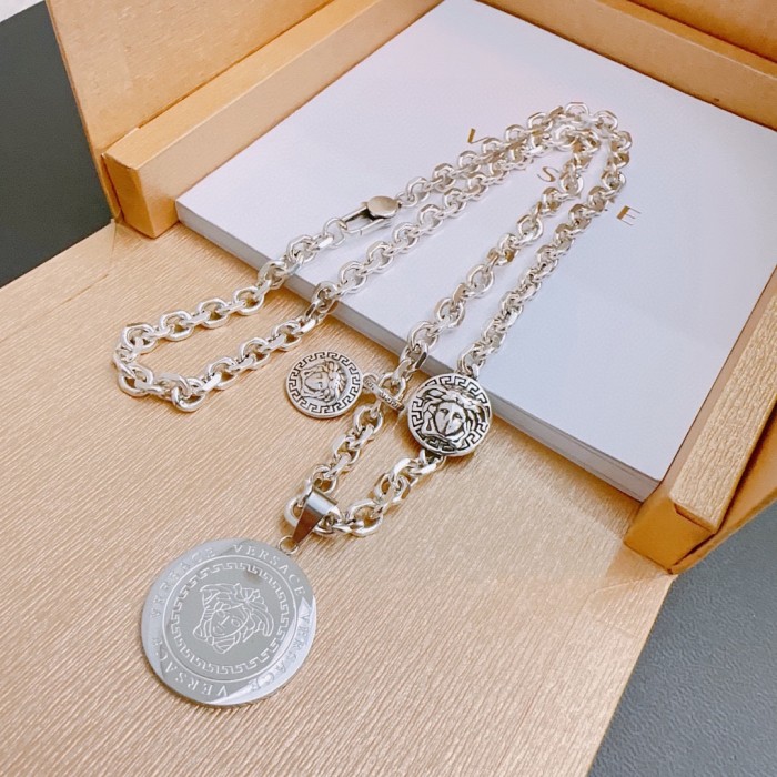 累積売上総額第１位！Versace ヴェルサーチ コピーおすすめネックレス