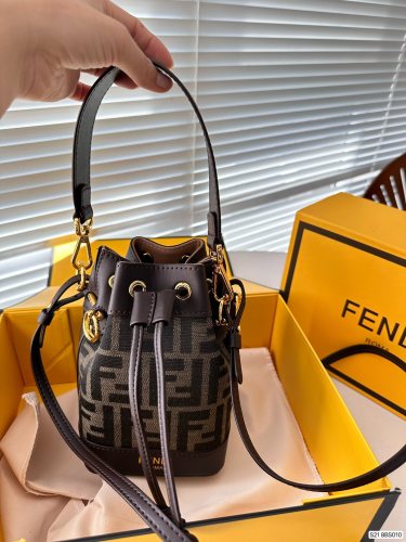 累積売上総額第１位！Fendiフェンディ激安偽物 レディースショルダーバック