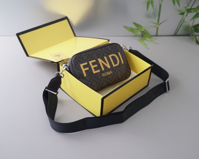 累積売上総額第１位！Fendiフェンディ偽物通販メンズショルダーバック