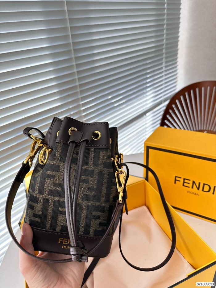 累積売上総額第１位！Fendiフェンディ激安偽物 レディースショルダーバック