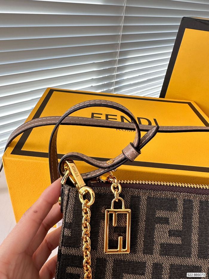 使い勝手良し Fendiフェンディn級品レディースショルダーバック