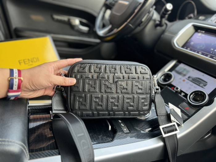 日本未入荷 Fendiフェンディ偽物通販 メンズショルダーバック