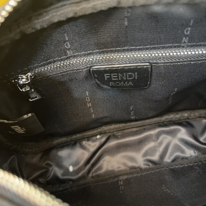入手困難 Fendiフェンディスーパーコピーメンズショルダーバック