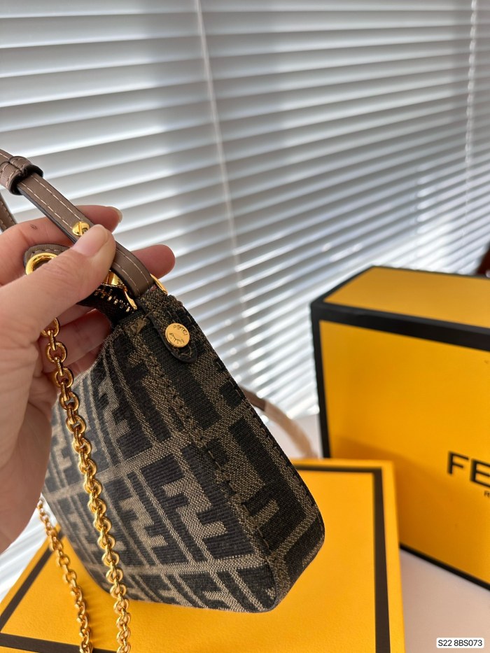 使い勝手良し Fendiフェンディn級品レディースショルダーバック