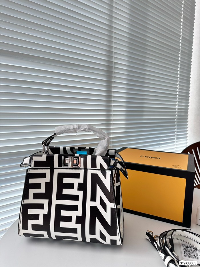日本未入荷 Fendiフェンディコピーおすすめレディースショルダーバック