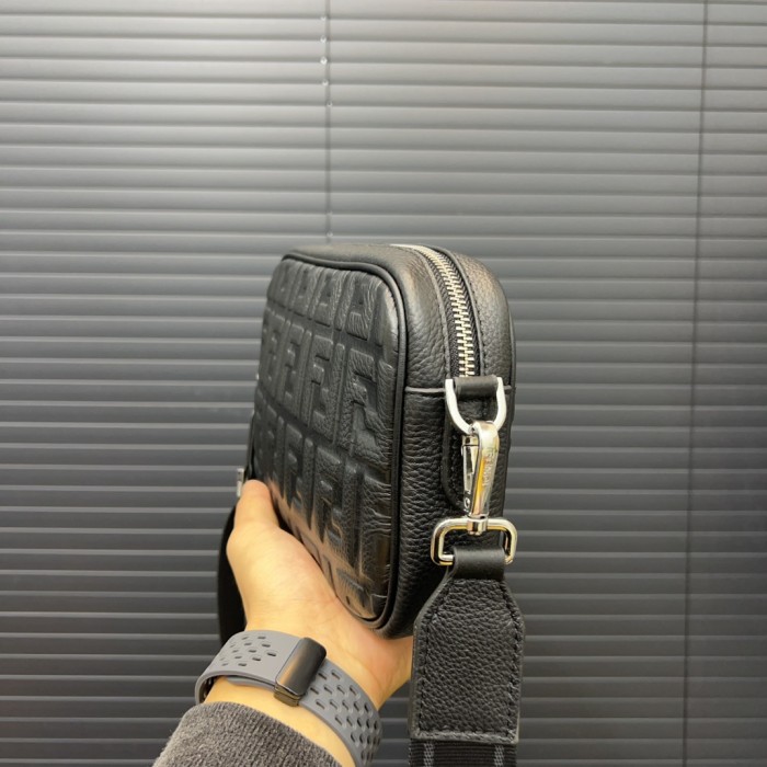 入手困難 Fendiフェンディスーパーコピーメンズショルダーバック
