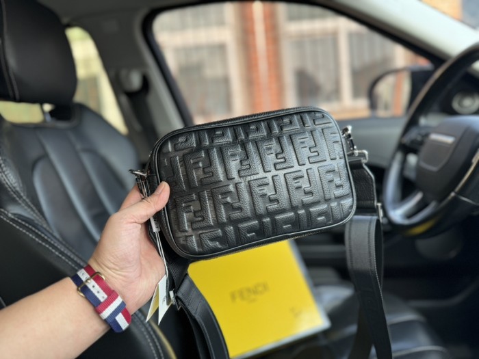 日本未入荷 Fendiフェンディ偽物通販 メンズショルダーバック