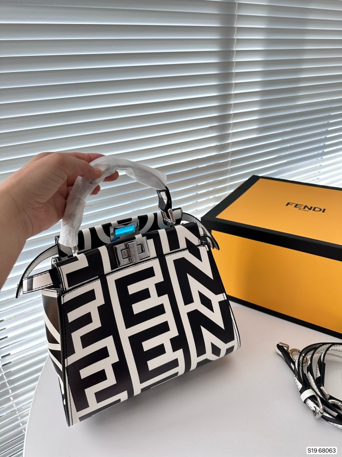 日本未入荷 Fendiフェンディコピーおすすめレディースショルダーバック