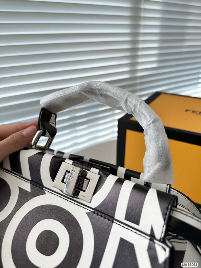 日本未入荷 Fendiフェンディコピーおすすめレディースショルダーバック
