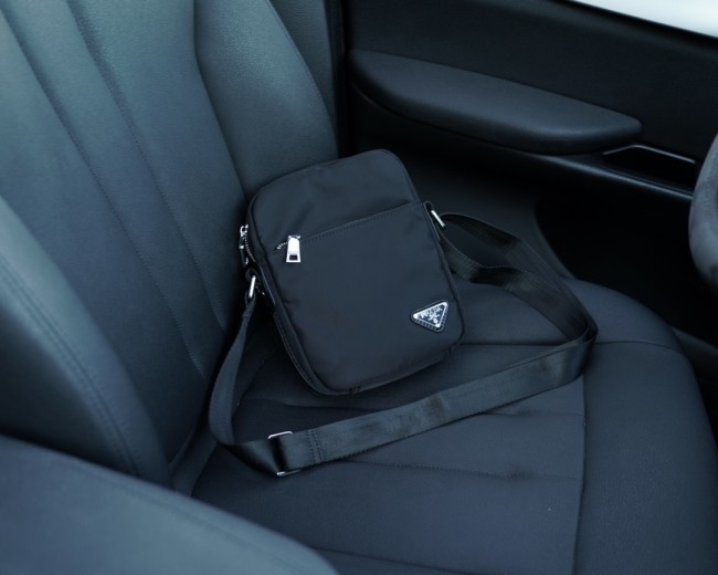 超奇跡の入荷☆ Pradaプラダ 激安偽物 メンズ ショルダーバック