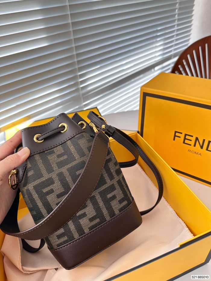 累積売上総額第１位！Fendiフェンディ激安偽物 レディースショルダーバック
