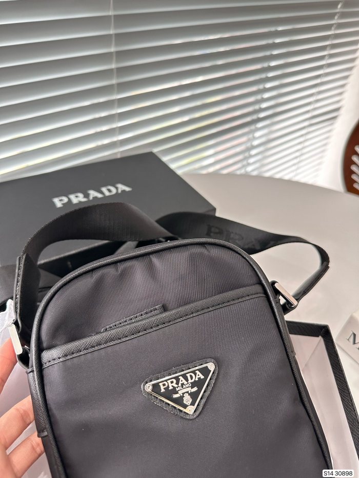 日本未入荷 Pradaプラダ コピー レディースショルダーバック