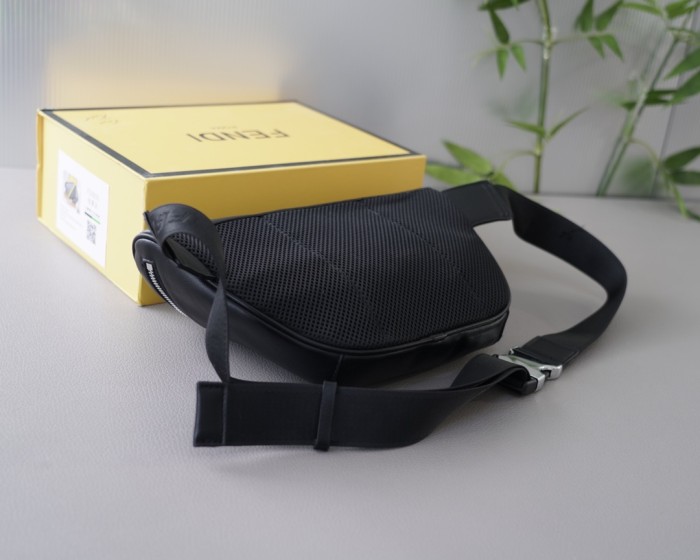 超奇跡の入荷☆ Fendiフェンディコピーおすすめ メンズショルダーバック