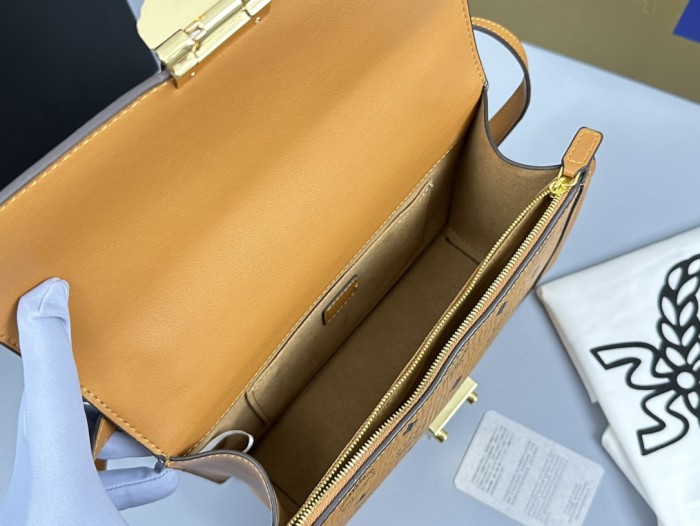 日本未入荷 MCMエムシーエム コピーおすすめ ショルダーバック