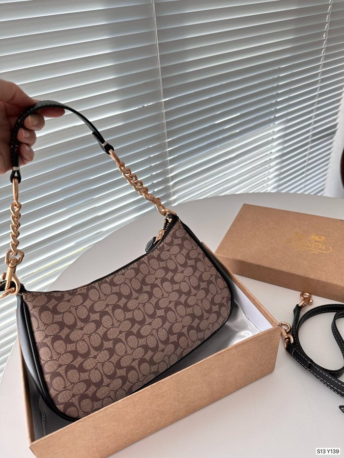 新作 Coachコーチ コピーおすすめ ショルダーバッグ