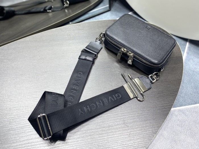 日本未入荷 GIVENCHYジバンシィ激安偽物 メンズショルダーバッグ