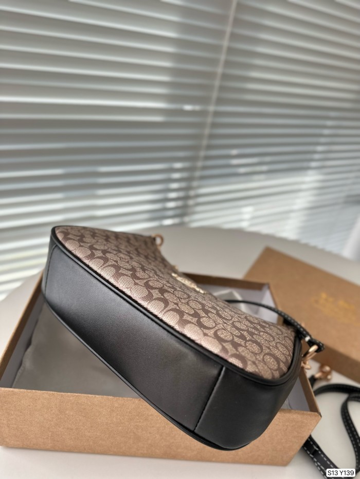 新作 Coachコーチ コピーおすすめ ショルダーバッグ