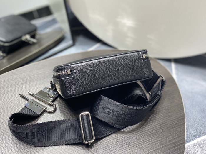 日本未入荷 GIVENCHYジバンシィ激安偽物 メンズショルダーバッグ
