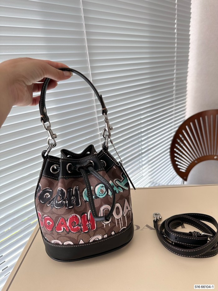 新作 Coachコーチ コピーおすすめ ショルダーバッグ