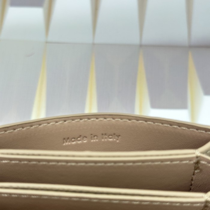 使い勝手良し Celineセリーヌ n級品 短財布
